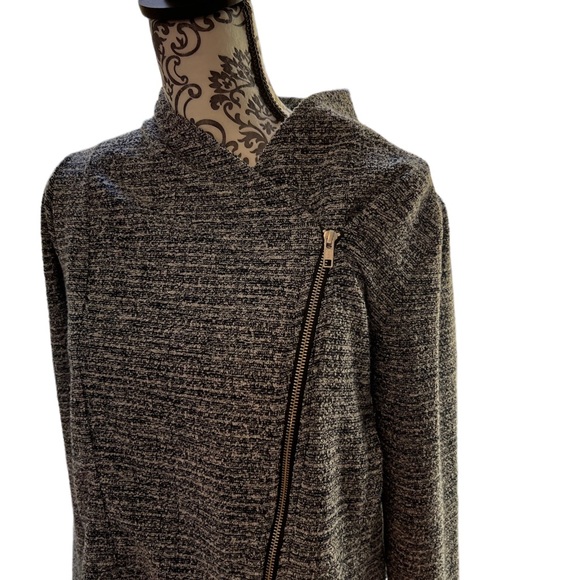 Pre-loved Banana Republic crop tweed jacket. Black and gray shimmery material. - Picture 3 of 14